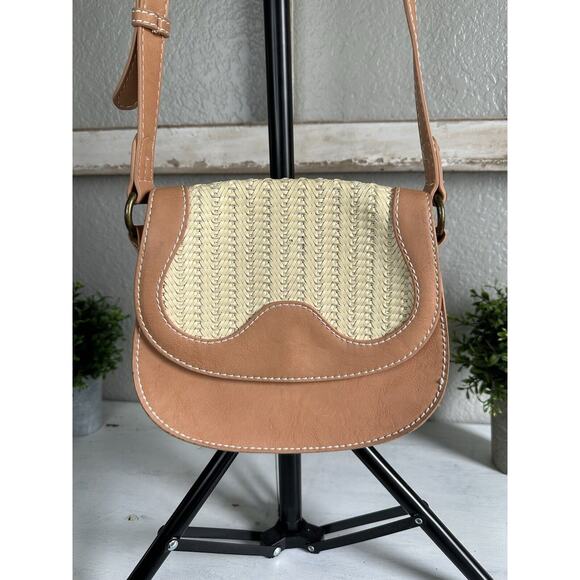 Universal Thread Small 9”x8”Crossbody or Shoulder Bag Purse Adjustable Strap EUC - Picture 1 of 15